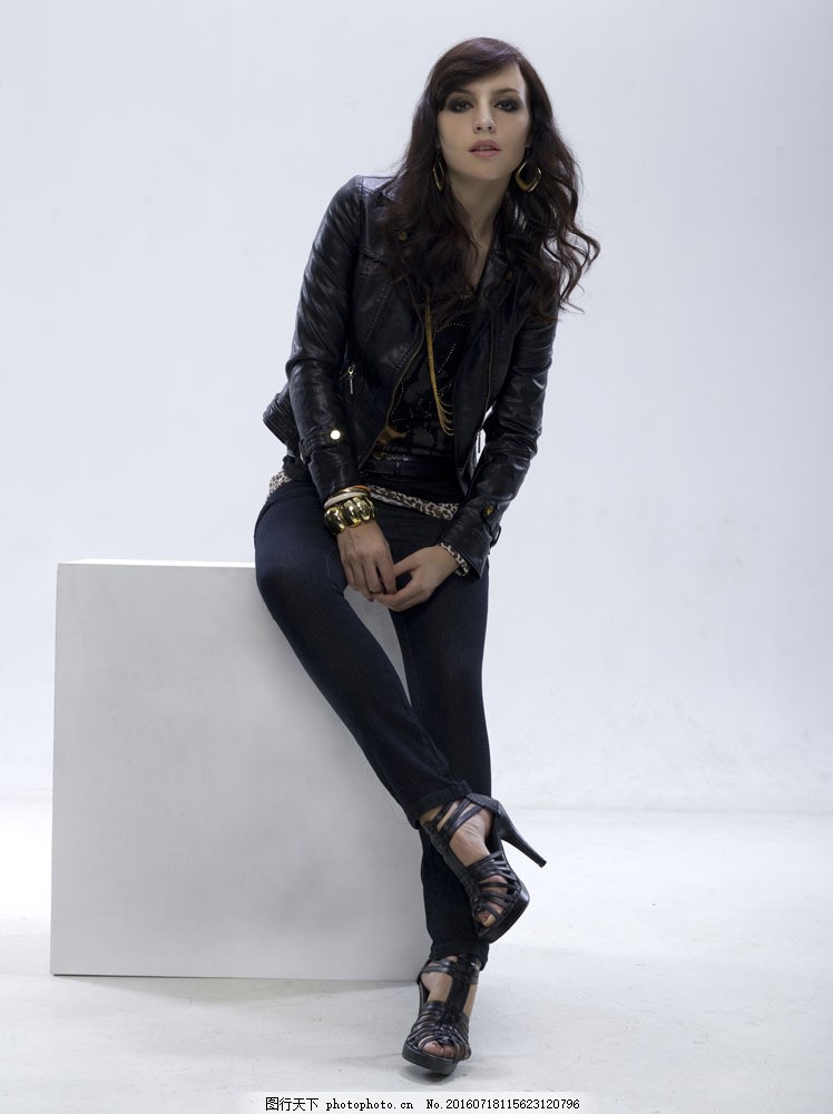 冬日时尚新宠：雪中飞轻薄羽绒服马甲开启温暖与优雅之旅(图1)