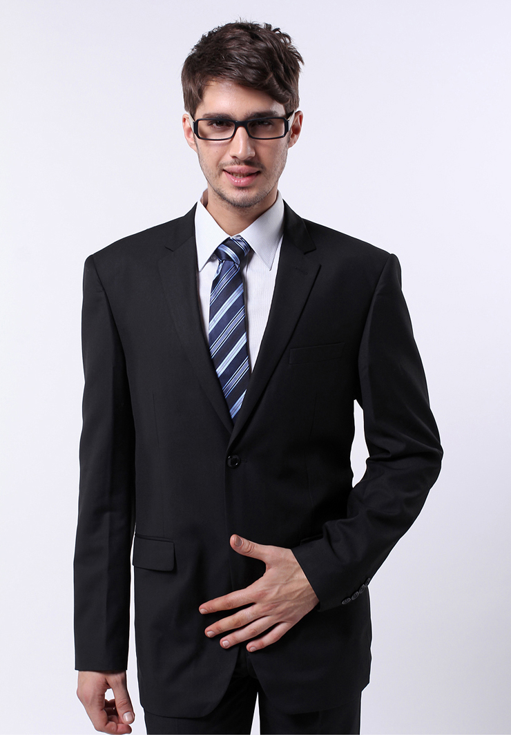 李富真参加宴会!穿格纹西服与马克龙握手十分谦虚全智贤也去了(图1)