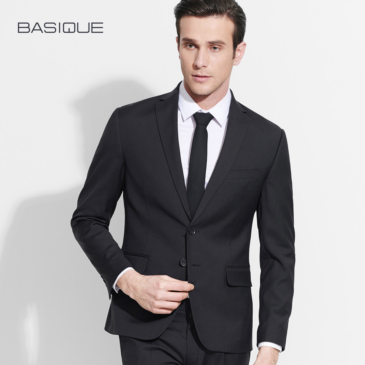 昔日“鞋王”跌落神坛！开胶、断底一上脚就报废2年巨亏46亿(图1)