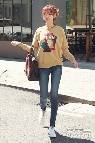 柳智敏机场造型翻车？军绿夹克配牛仔裤被嘲五五分品牌合作却不断！(图1)